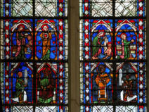 Baie 35: En bas, à gauche des chanoines donateurs offrent une verrière au Christ  et à Saint Etienne (ancien) et, récent, des saintes vierges 