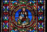La Vierge tient l'Enfant sur ses genoux